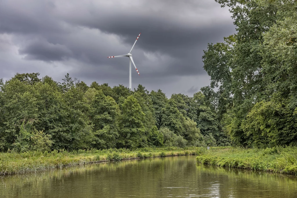 Turbina wiatrowa nieopodal Kanału Elbląskiego Turbina wiatrowa nieopodal Kanału Elbląskiego