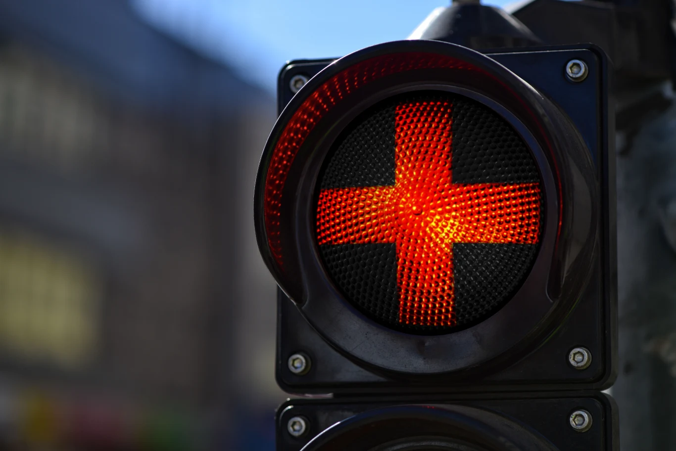 Sygnalizator z plusem zaskakuje polskich kierowców /Fot. ilustracyjna Sygnalizacja świetlna z czerwonym krzyżem na światłem, oznaczającym zakaz ruchu. Tło jest rozmyte, skupiając uwagę na świetlnym sygnale.
