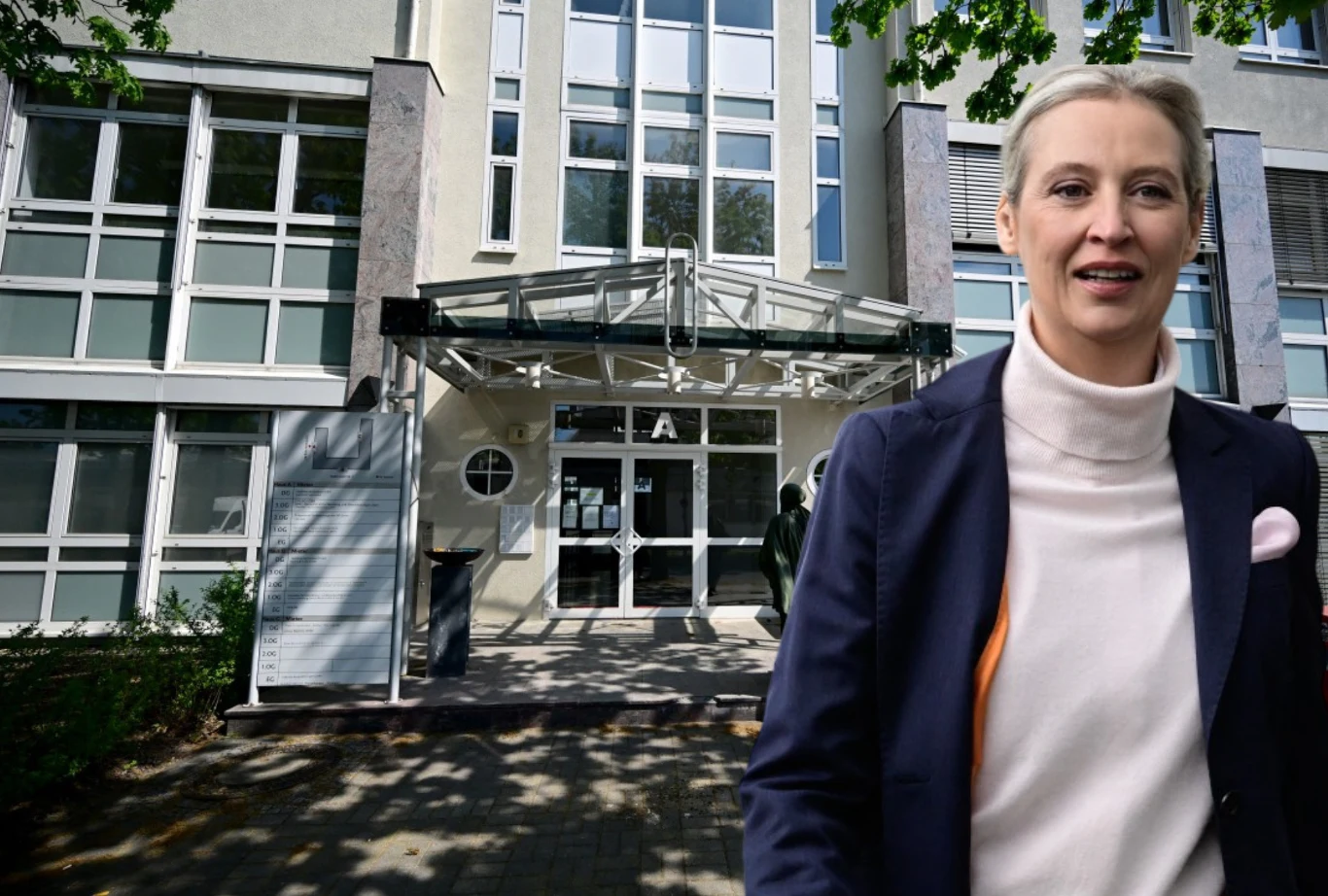 Czy niemiecki Trybunał Konstytucyjny może zdelegalizować AfD? Kluczowe tygodnie przed partią Alice Weidel. Na zdj. wejście do siedziby prawicowej partii Kobieta w eleganckiej, ciemnej marynarce i jasnym golfie stoi przed budynkiem z dużymi oknami. Wejście do budynku jest osłonięte szklanym daszkiem.