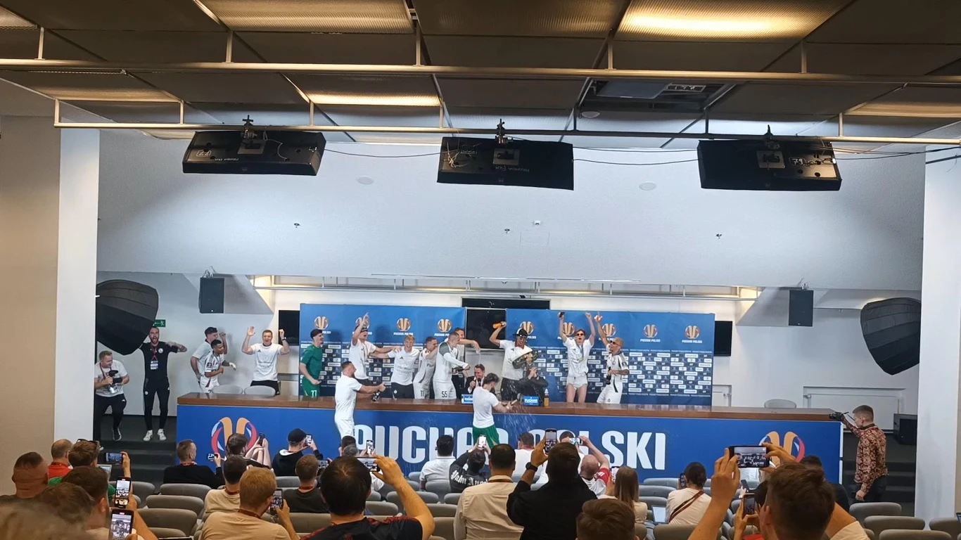 Legia Warszawa zwyciężyła w ostatniej edycji Pucharu Polski Piłkarze Legii wtargnęli na konferencję prasową Goncalo Feio