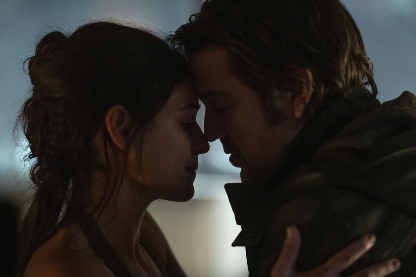 Adria Arjona i Diego Luna w serialu "Andor"