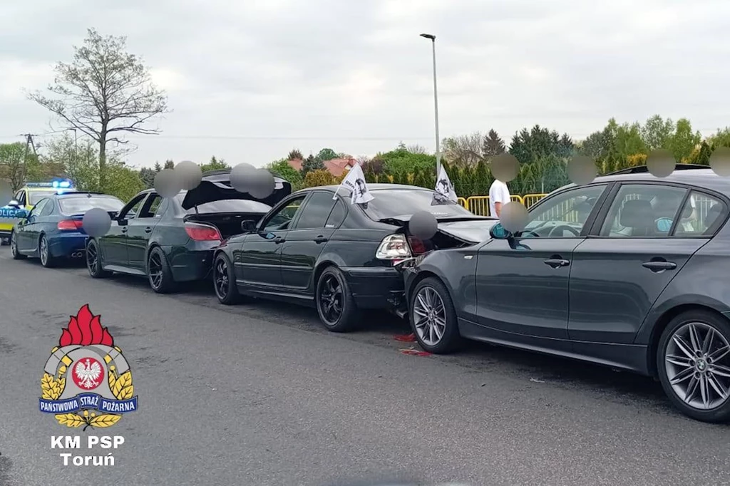 Kolizja czterech samochodów BMW / Fot: KM PSP w Toruniu Kolizja czterech samochodów BMW / Fot: KM PSP w Toruniu