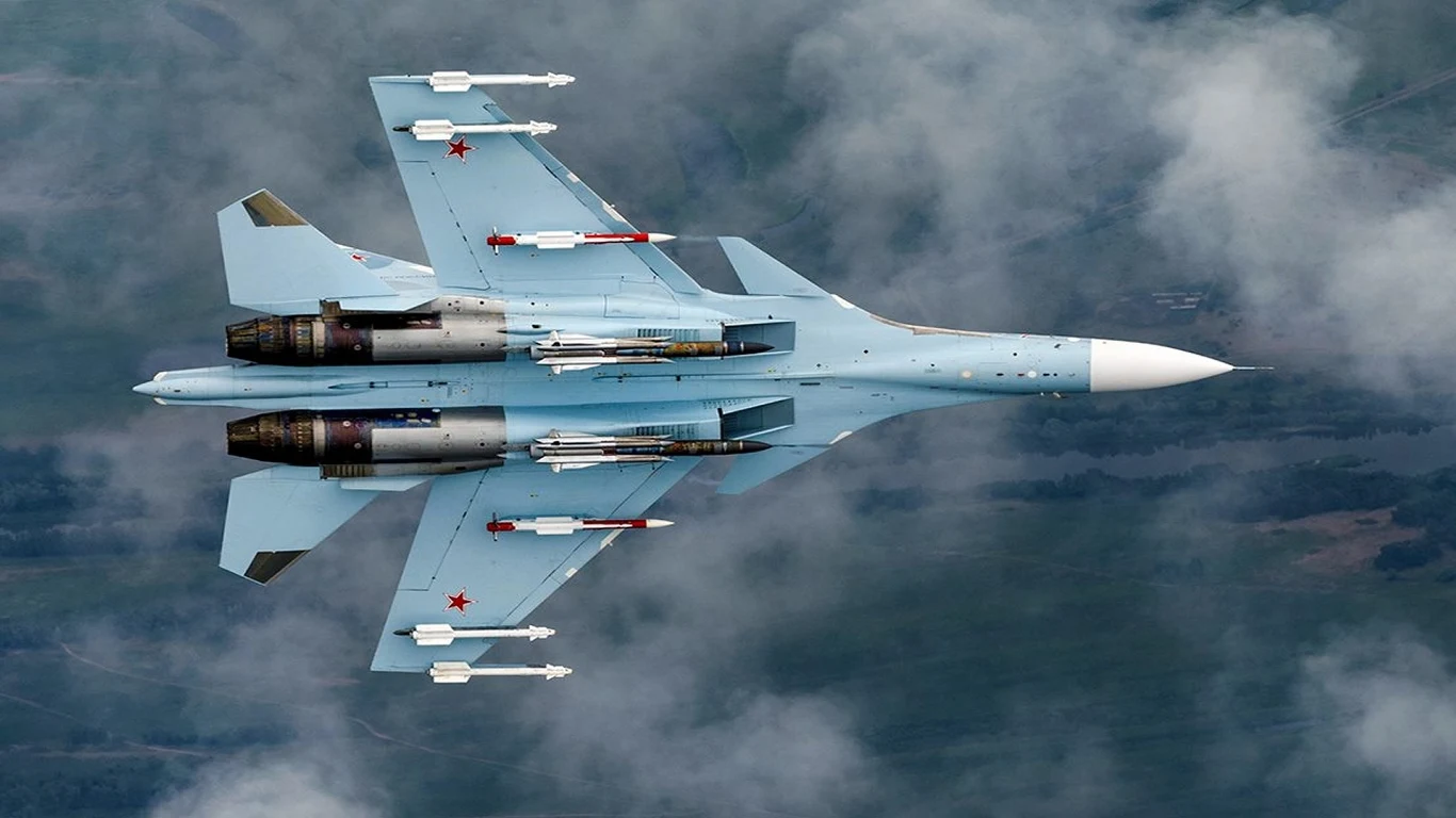 Ukraiński dron morski zestrzelił rosyjski myśliwiec Su-30 Nowoczesny myśliwiec Su-27 w locie, unoszący się nad chmurami. Wyróżnia się smukłą konstrukcją i wyraźnymi znakami graficznymi na skrzydłach.