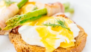 Francuska wiosna według Ewy Olejniczak, czyli duet szparagowo-jajeczny i sauce hollandaise