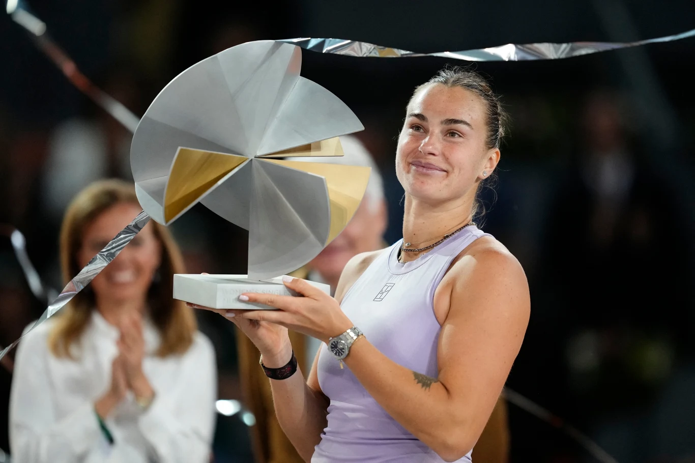 Aryna Sabalenka z trofeum WTA Madryt
