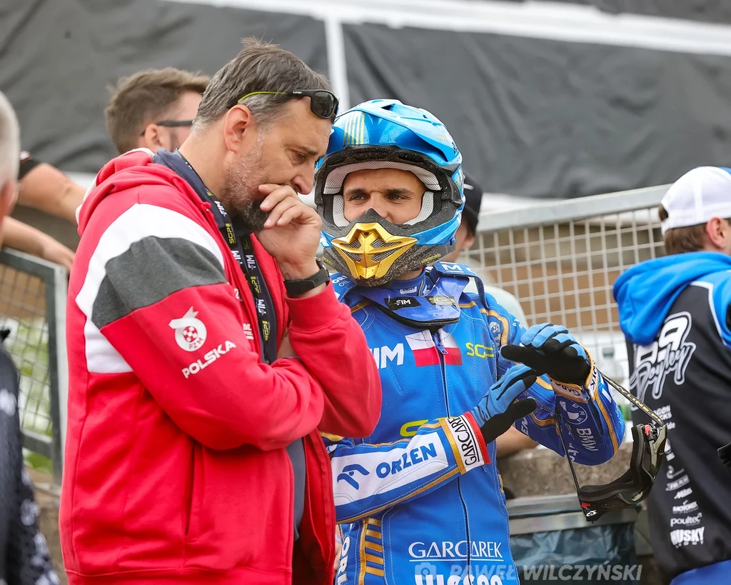 Bartosz Zmarzlik w rozmowie z trenerem kadry Rafałem Dobruckim. Grand Prix Niemiec 2025. Bartosz Zmarzlik w rozmowie z trenerem kadry Rafałem Dobruckim. Grand Prix Niemiec 2025.