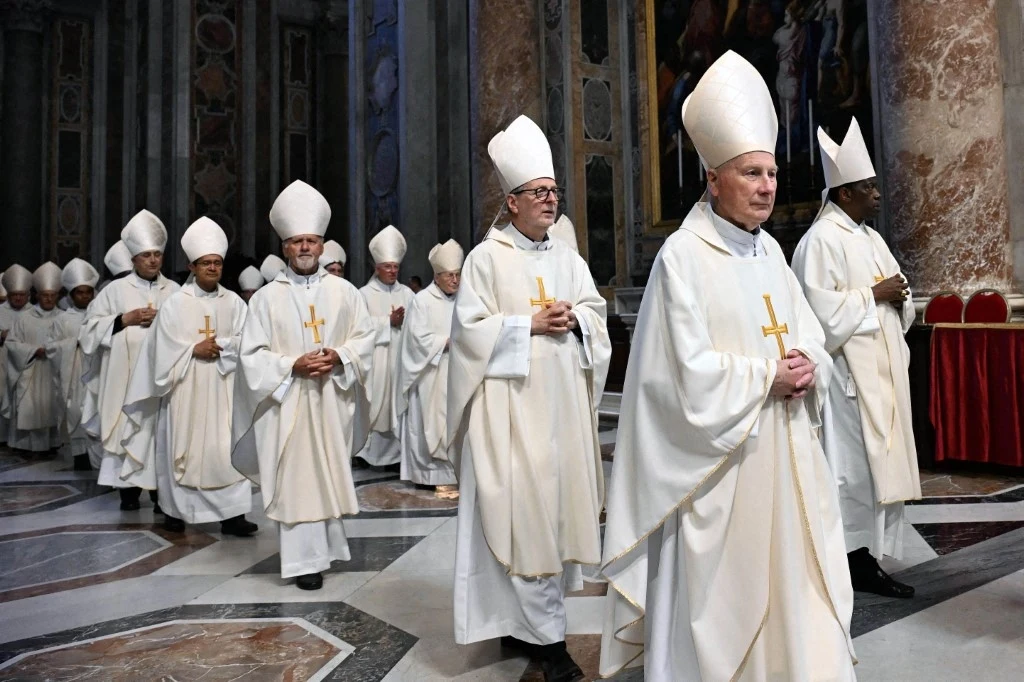 Media o zakulisowych rozgrywkach przed konklawe article cover