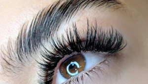 Wcieraj w rzęsy i brwi, a będą gęste i długie jak firanki. Koleżanki oszaleją z zazdrości