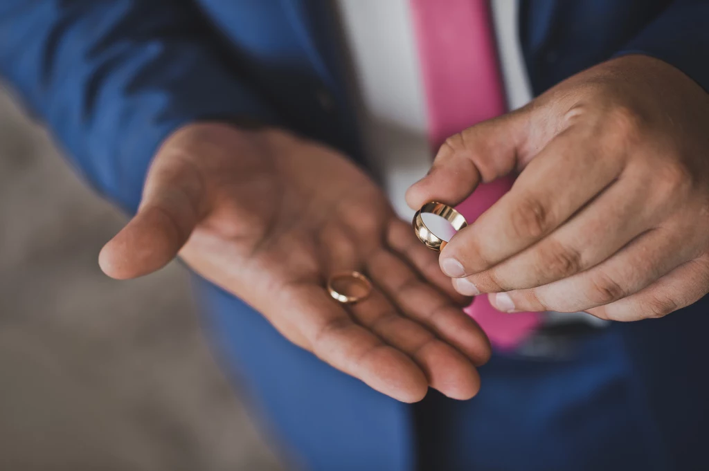 Może nosić go tylko kobieta, ale coraz częściej zakładają promise ring wspólnie. Nie mają nic wspólnego ze ślubem Może nosić go tylko kobieta, ale coraz częściej zakładają promise ring wspólnie. Nie mają nic wspólnego ze ślubem