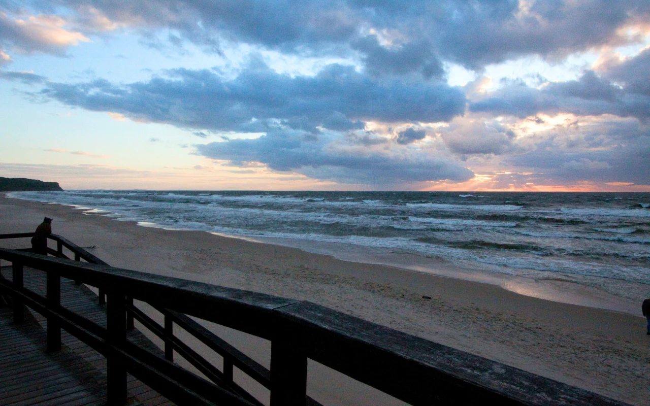 Szukasz spokojnego miejsca nad Morzem Bałtyckim? Plaża w Wisełce to doskonały wybór dla osób spragnionych ciszy i wytchnienia od miejskiego zgiełku. 