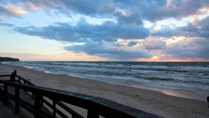 Wybierz tę plażę, jeśli nie lubisz tłumów nad polskim morzem. Długa i spokojna, a do tego piękna 