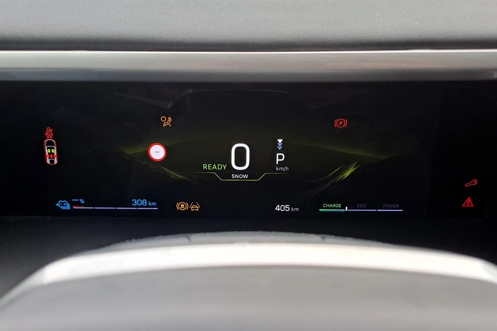 Przed kierowcą znajduje się 10-calowy wyświetlacz wskaźników. Nowoczesna cyfrowa tablica wskaźników w samochodzie elektrycznym wyświetlająca aktualną prędkość, poziom naładowania baterii, oraz inne istotne wskaźniki i kontrolki dotyczące statusu pojazdu.