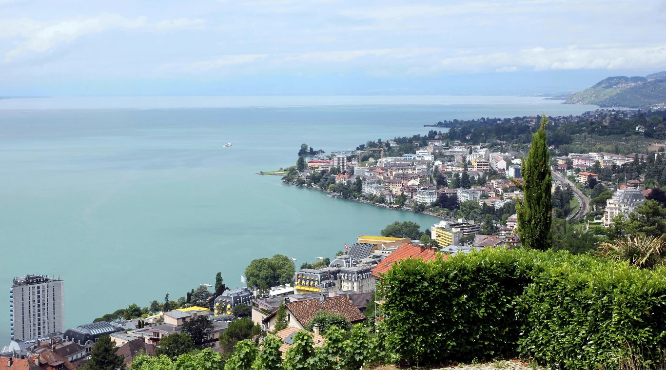 Jezioro Genewskie nazywane jest lustrem Alp. Jezioro Genewskie nazywane jest lustrem Alp.