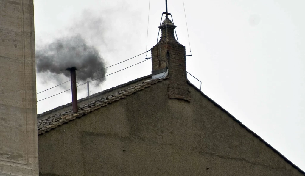 Czarny dym nad Kaplicą Sykstyńską to znak, że papież nie został wybrany. Czarny dym nad Kaplicą Sykstyńską to znak, że papież nie został wybrany.