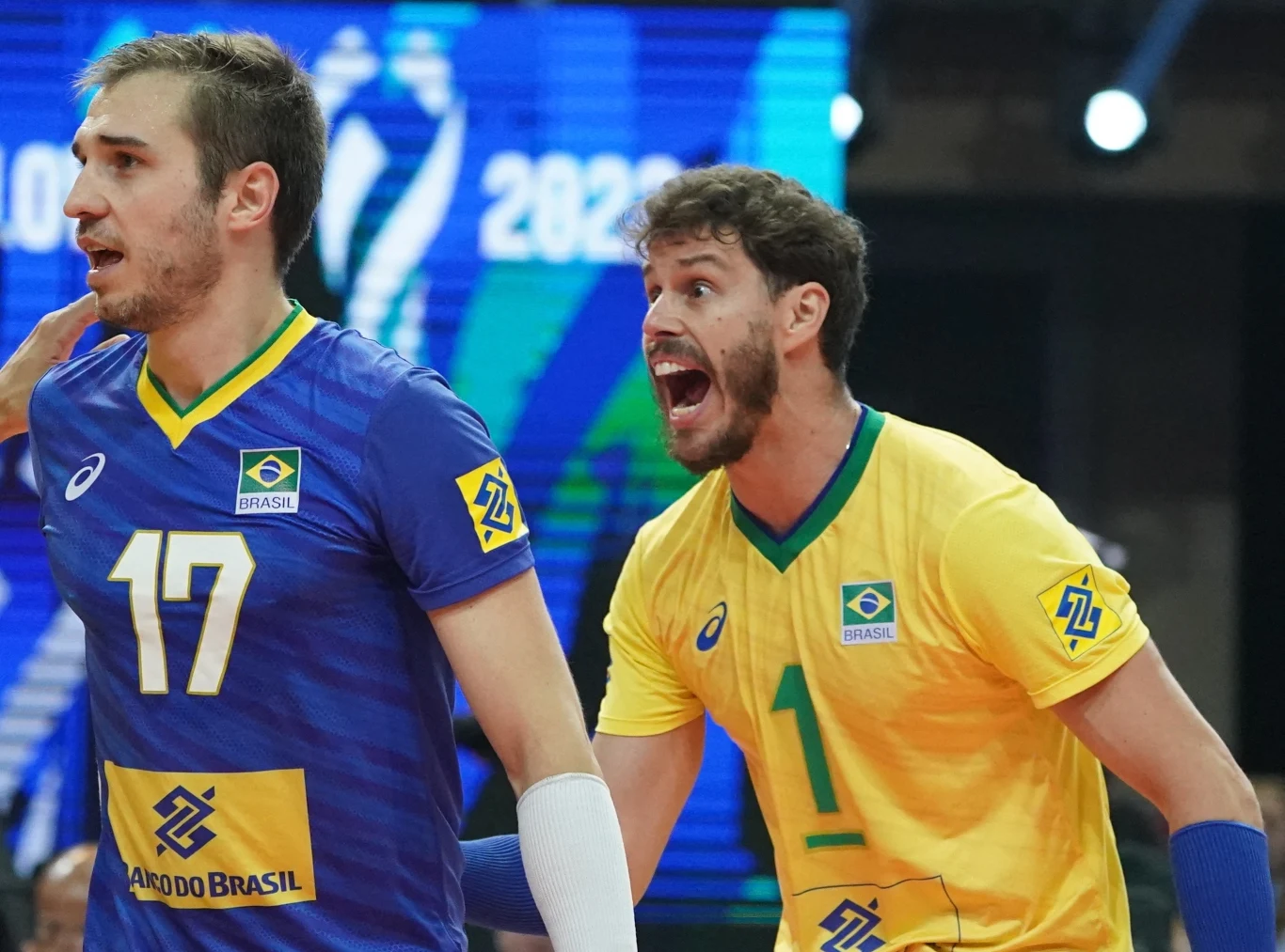 Thales Hoss (z numerem 17) w reprezentacji Brazylii. Obok Bruno Rezende