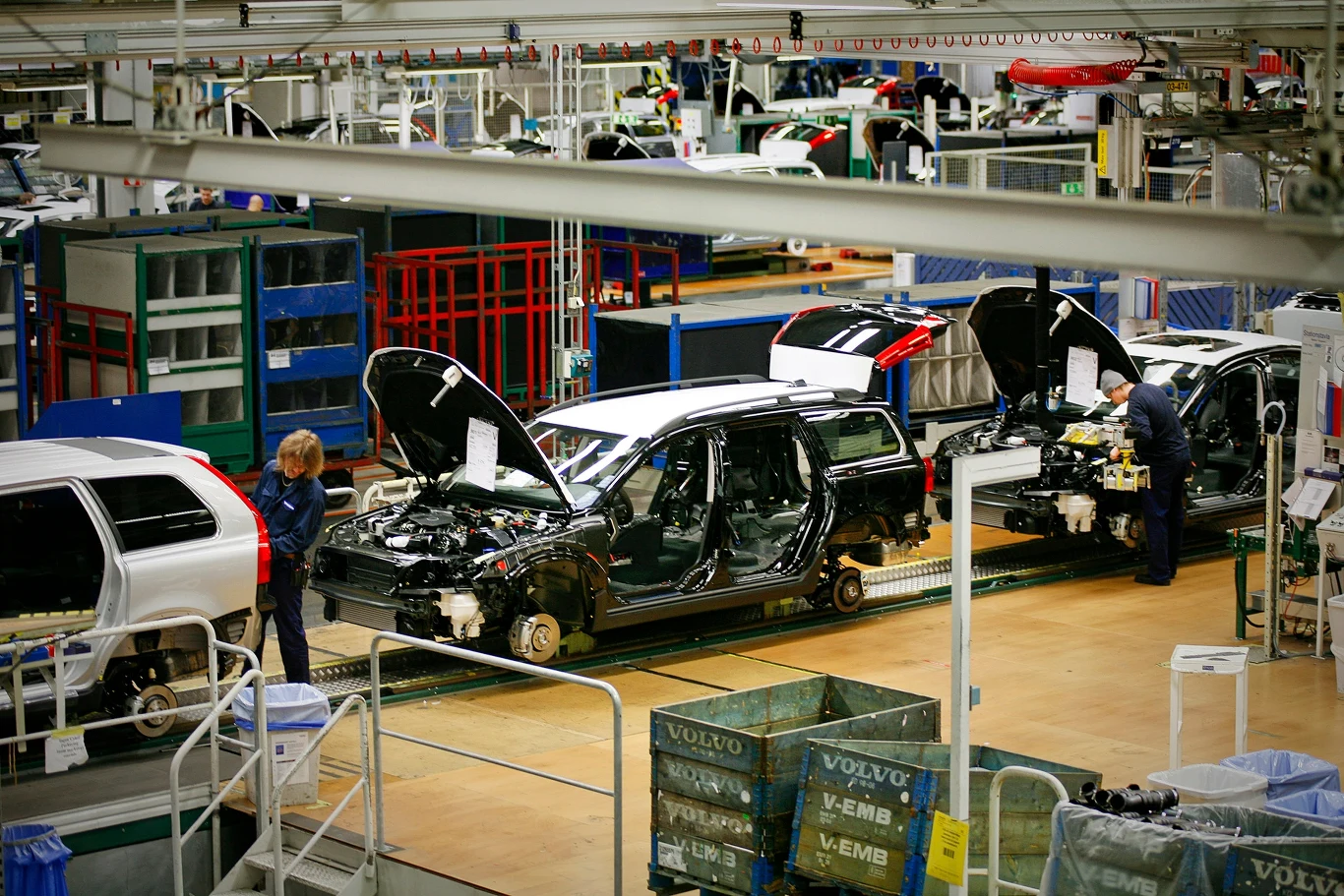 Szwedzki producent szuka oszczędności. W planach masowe zwolnienia /Fot. ilustracyjne Linia produkcyjna w fabryce samochodów z montowanymi pojazdami i pracownikami realizującymi swoje obowiązki.