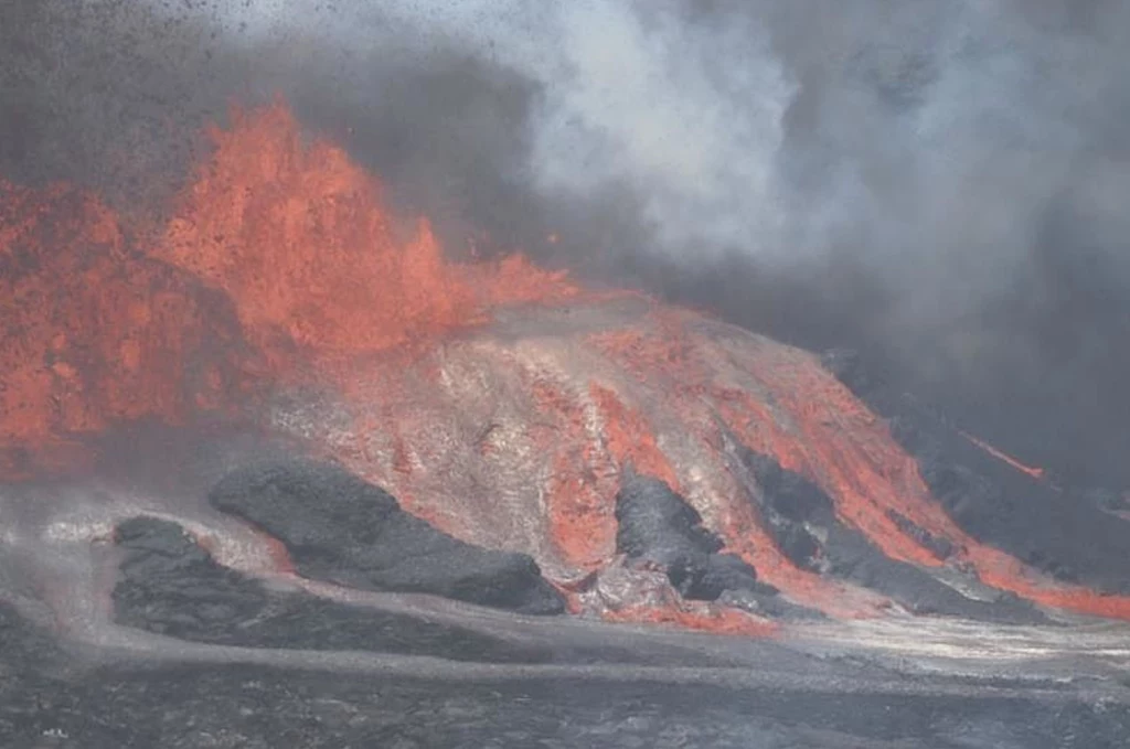 Erupcja wulkanu Kilauea w kwietniu. Podczas ostatniego, 19. epizodu fontanny lawy osiągały około 100 metrów wysokości Erupcja wulkanu Kilauea w kwietniu. Podczas ostatniego, 19. epizodu fontanny lawy osiągały około 100 metrów wysokości