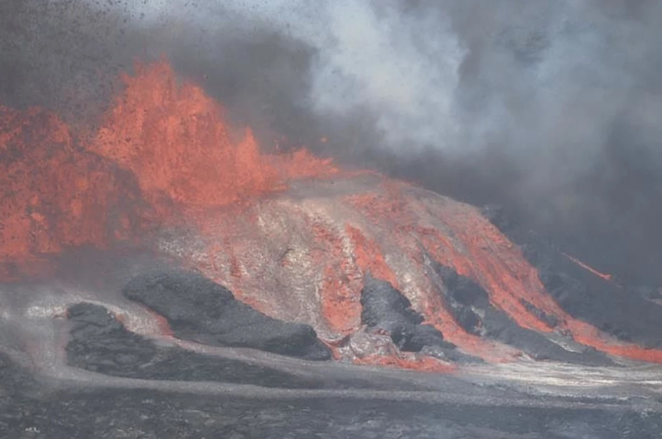 Erupcja wulkanu Kilauea w kwietniu. Podczas ostatniego, 19. epizodu fontanny lawy osiągały około 100 metrów wysokości article cover