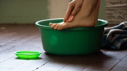Kilka kropel i 15 minut wystarczy, by wspomóc zdrowie stóp – sprawdź ten trik!