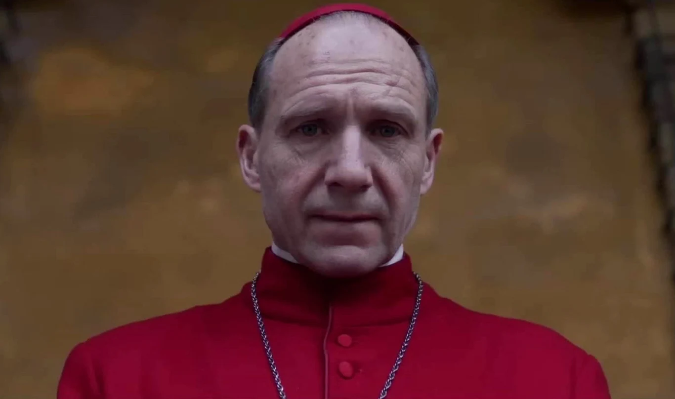 Ralph Fiennes w filmie "Konklawe" Ralph Fiennes w filmie "Konklawe"