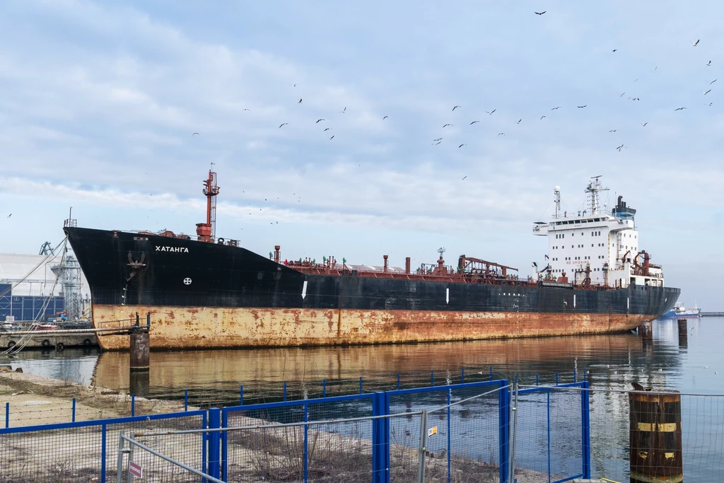 Rosyjski tankowiec Khatanga nareszcie opuści gdyński port? Czeka go złomowanie