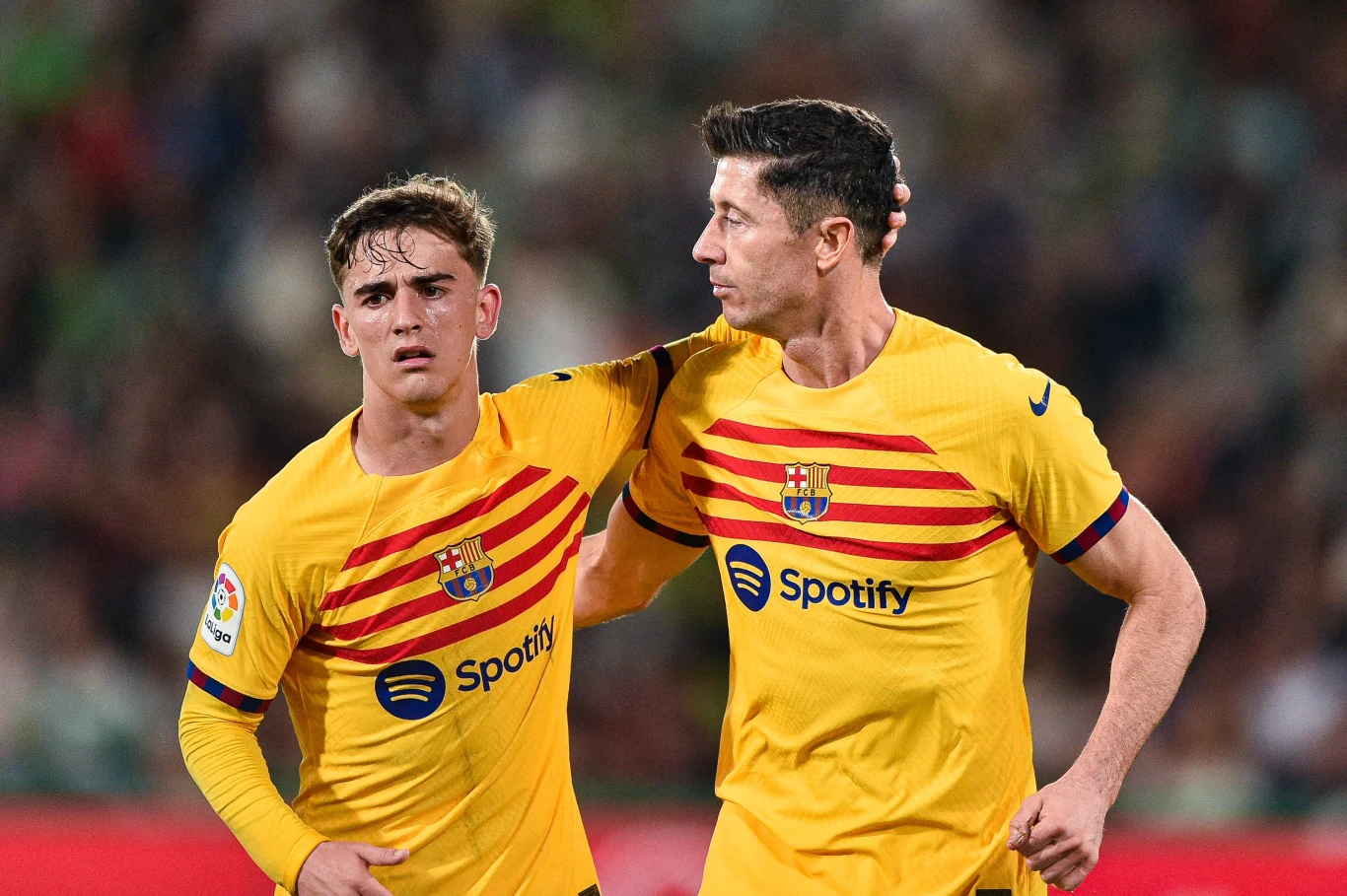 Gavi w towarzystwie Roberta Lewandowskiego