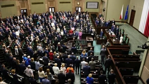 Rządzący odrabiają straty. Najnowszy sondaż partyjny
