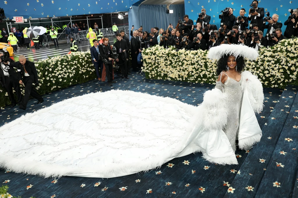 Dawno niewidziana Diana Ross podobnie jak Shakira wybrała spektakularną kreację