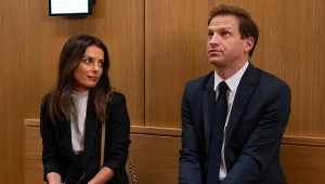 Kasia (Katarzyna Glinka) i Łukasz (Michał Rolnicki) potwierdzą w sądzie, że ich małżeństwa nie da się uratować