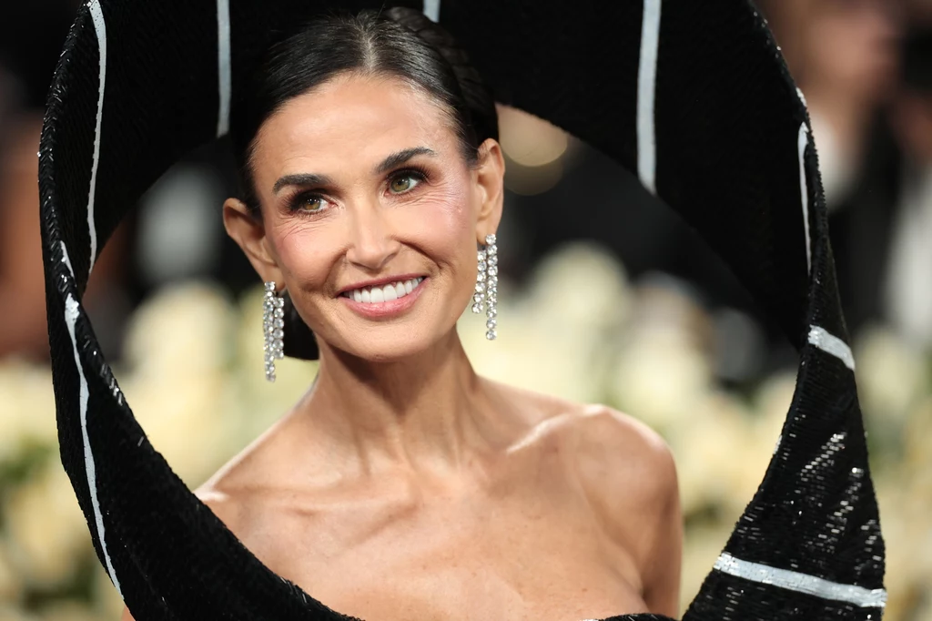 Demi Moore po raz kolejny pokazała klasę na MET Gali i zachwyciła wszystkich swoją kreacją Demi Moore po raz kolejny pokazała klasę na MET Gali i zachwyciła wszystkich swoją kreacją