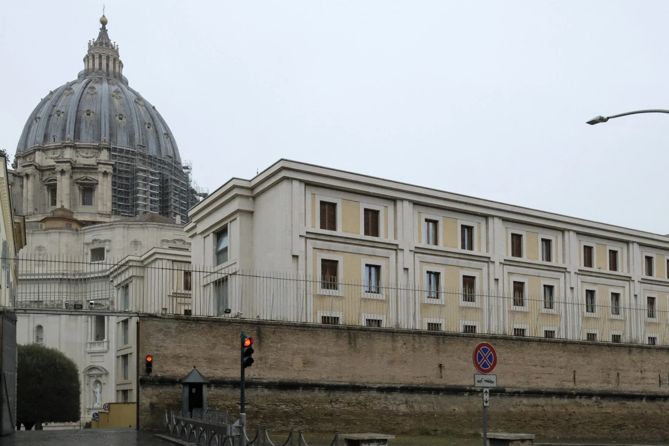 Przybywa świątyń, które tracą swój sakralny charakter aby stać się domami czy restauracjami Kopuła Bazyliki świętego Piotra w Watykanie w tle z widokiem na nowoczesny budynek o prostych elewacjach. Otoczenie to niskie mury i kilka znaków drogowych oraz sygnalizacja świetlna.