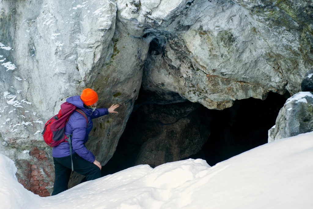 Archeolodzy wyruszyli na badania do jaskini, która była miejscem nielegalnych wykopalisk. Odnaleźli tam ślady neandertalczyków. Zdjęcie ilustracyjne. Archeolodzy wyruszyli na badania do jaskini, która była miejscem nielegalnych wykopalisk. Odnaleźli tam ślady neandertalczyków. Zdjęcie ilustracyjne.