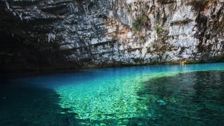 Jaskinia Nimf to jezioro jaskiniowe znajdujące się w Kefalonii