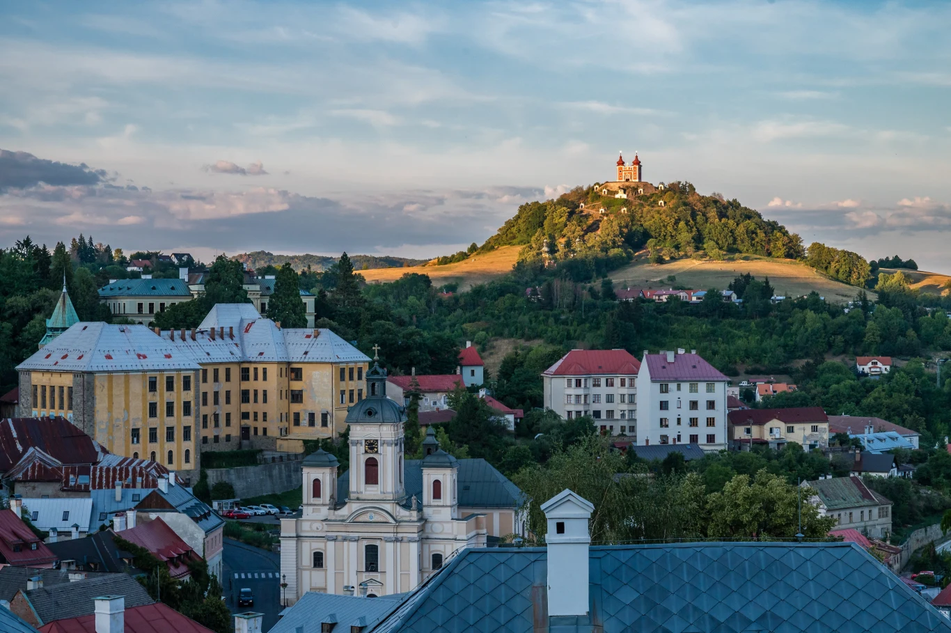 Bańska Szczawnica to słowackie miasto wpisane na Listę Światowego Dziedzictwa UNESCO. Oferuje liczne zabytki, spokojną atmosferę i odpoczynek w zachwycających okolicznościach przyrody. Bańska Szczawnica to słowackie miasto wpisane na Listę Światowego Dziedzictwa UNESCO. Oferuje liczne zabytki, spokojną atmosferę i odpoczynek w zachwycających okolicznościach przyrody.