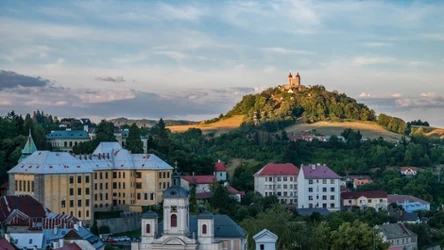 Bańska Szczawnica to słowackie miasto wpisane na Listę Światowego Dziedzictwa Kulturowego UNESCO. Oferuje liczne zabytki, spokojną atmosferę i odpoczynek w zachwycających okolicznościach przyrody. 