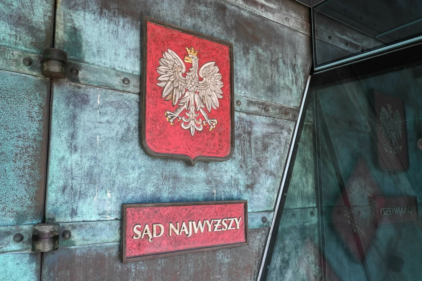 Sąd Najwyższy zadecydował w sprawie oświadczenia Karola Nawrockiego Godło Polski na ścianie z napisem 'SĄD NAJWYŻSZY' na tle fasady budynku sądu.