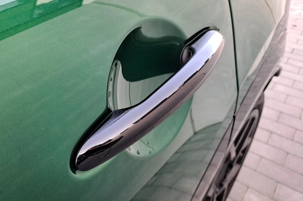 Z zewnątrz spalinowego i elektrycznego Coopera najłatwiej rozróżnić (nie licząc koloru tablic) po klamkach. W elektryku są zlicowane z karoserią, a w wariancie spalinowym - wystające.