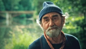 Jan Peszek w scenie z filmu "Dziadku, wiejemy!"