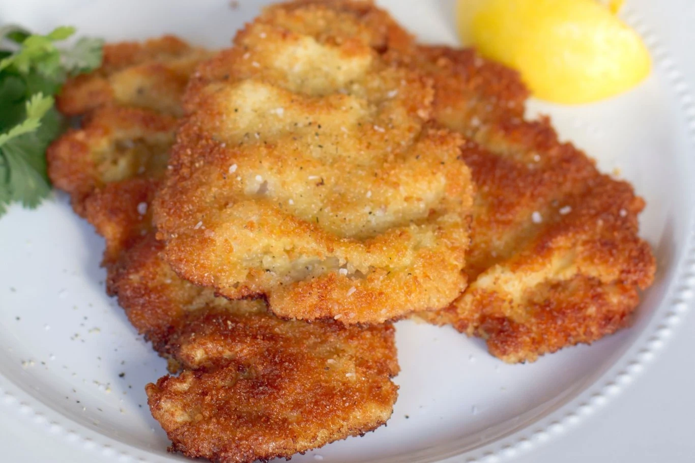 Kotlety cielęce wychodzą bardzo delikatne. Ważne, żeby rozbić je na cienkie plastry Kotlety cielęce wychodzą bardzo delikatne. Ważne, żeby rozbić je na cienkie plastry