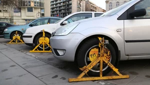 Znaku nie ma, a parkować nie wolno. Kierowcy zapominają o tych wyjątkach