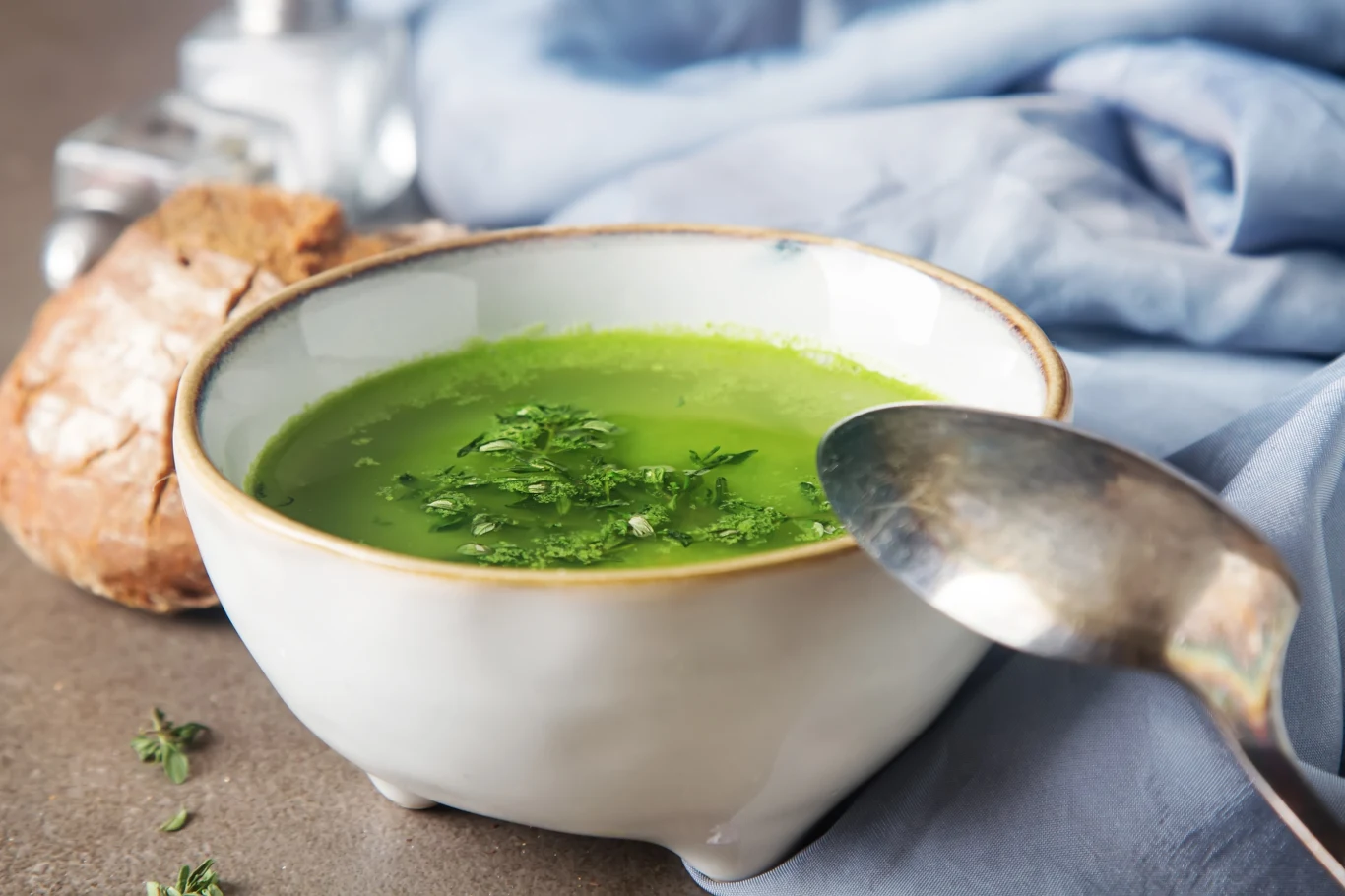 Zupa z sałaty to zapomniany smak dzieciństwa. Jest lekka i zdrowa. Jak ją przygotować? 