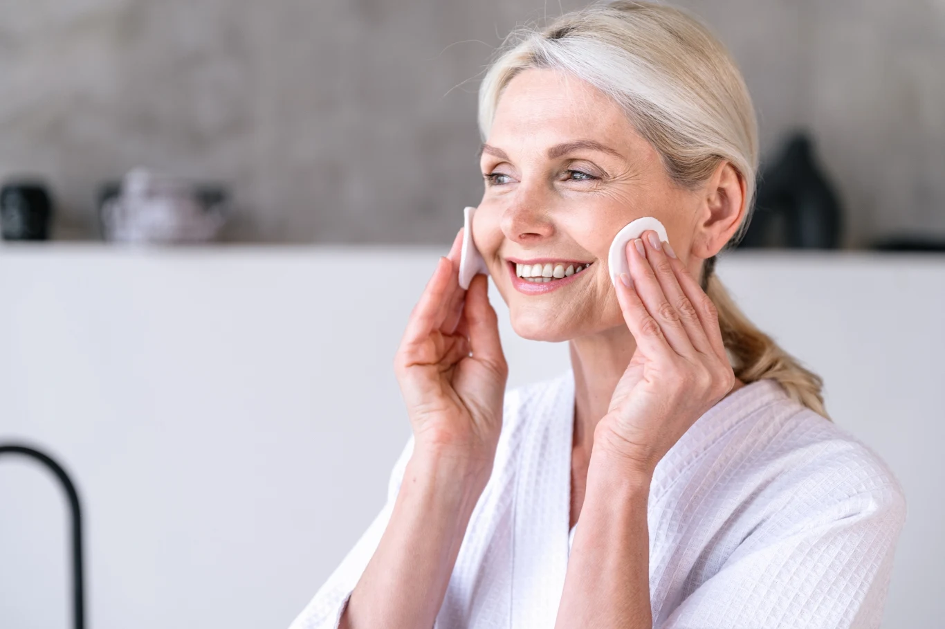 Szukasz sposobu na uporanie się z suchą i zmęczoną cerą? Skutecznym rozwiązaniem może okazać się tonik z ogórka.