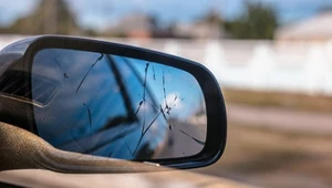 Oszustwo "na lusterko". Chwila nieuwagi może kosztować fortunę