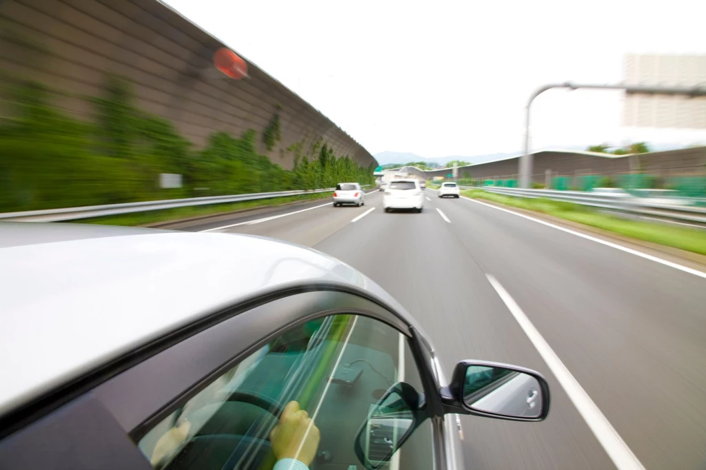 Członkowie ADAC donoszą o nowej metodzie oszustwa popularnej we Włoszech. Część karoserii auta jadącego po autostradzie.