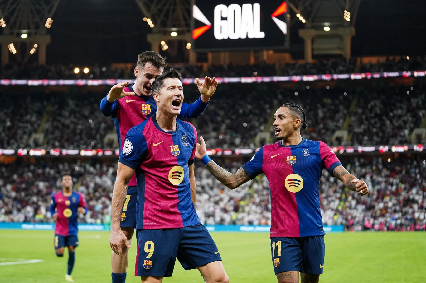 Czy Robert Lewandowski (w środku) strzeli gola dla Barcelony w El Clasico z Realem?