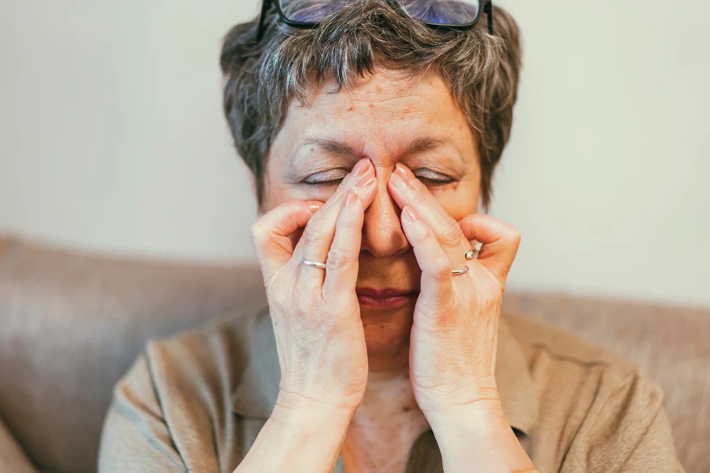Mroczki przed oczami, zaburzenie ostrości widzenia, bóle głowy i zawroty głowy to objawy, które wymagają pogłębionej diagnostyki. Pomocne może być badanie dna oka Mroczki przed oczami, zaburzenie ostrości widzenia, bóle głowy i zawroty głowy to objawy, które wymagają pogłębionej diagnostyki. Pomocne może być badanie dna oka