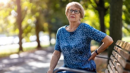 Po 60. roku życia sam spacer może nie wystarczyć, by skutecznie chronić siłę mięśni. Warto uzupełnić go o proste ćwiczenia oporowe