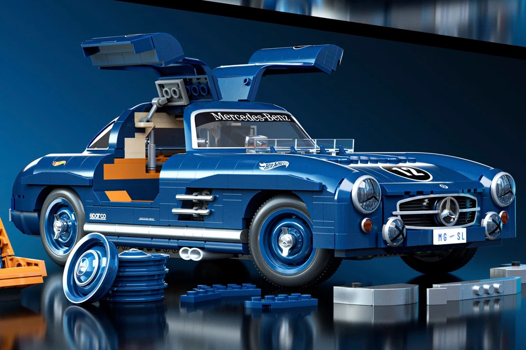 Topowy zestaw serii składa się aż z 1600 elementów i kosztuje prawie 700 zł Model samochodu Mercedes-Benz wykonany z klocków LEGO z otwartymi drzwiami typu "skrzydła mewy". Na podłodze leżą dodatkowe elementy zestawu, takie jak koła i klocki w różnych kolorach.