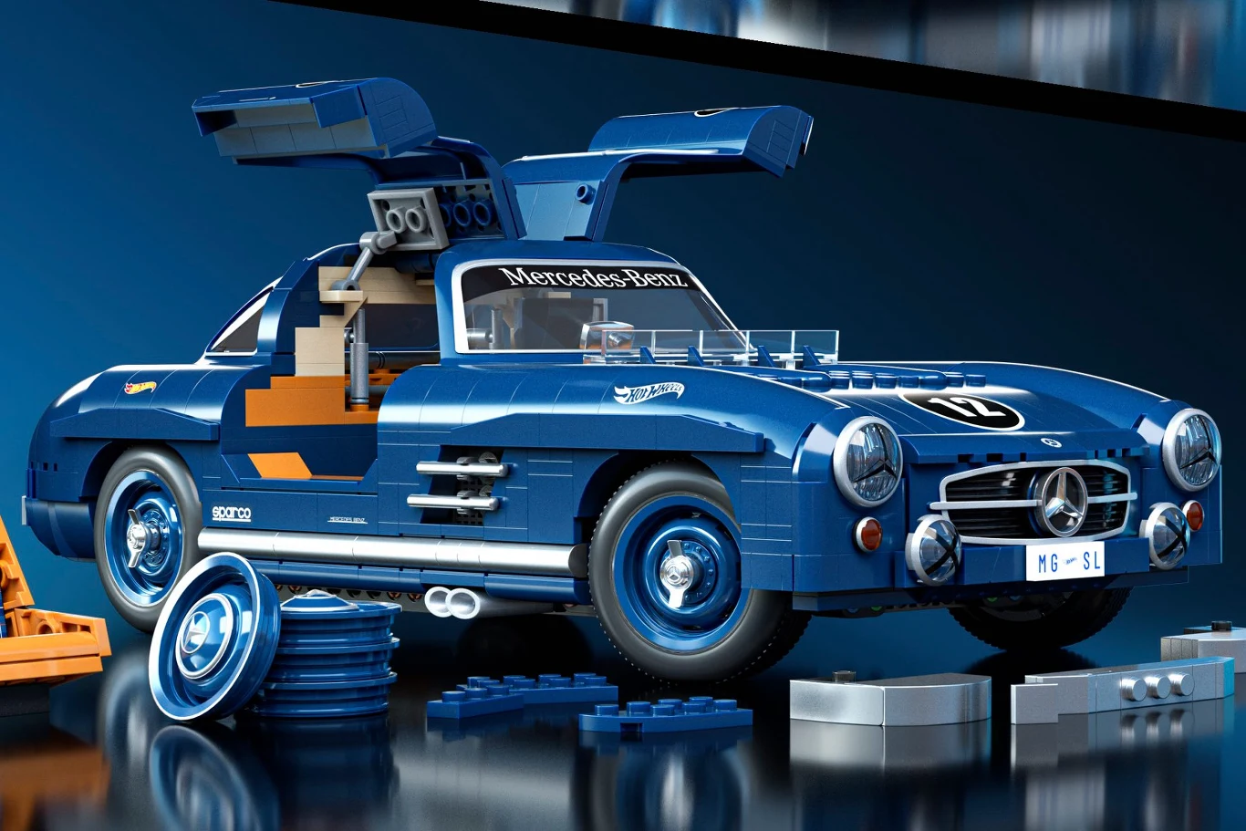 Model samochodu Mercedes-Benz wykonany z klocków LEGO z otwartymi drzwiami typu "skrzydła mewy". Na podłodze leżą dodatkowe elementy zestawu, takie jak koła i klocki w różnych kolorach. 