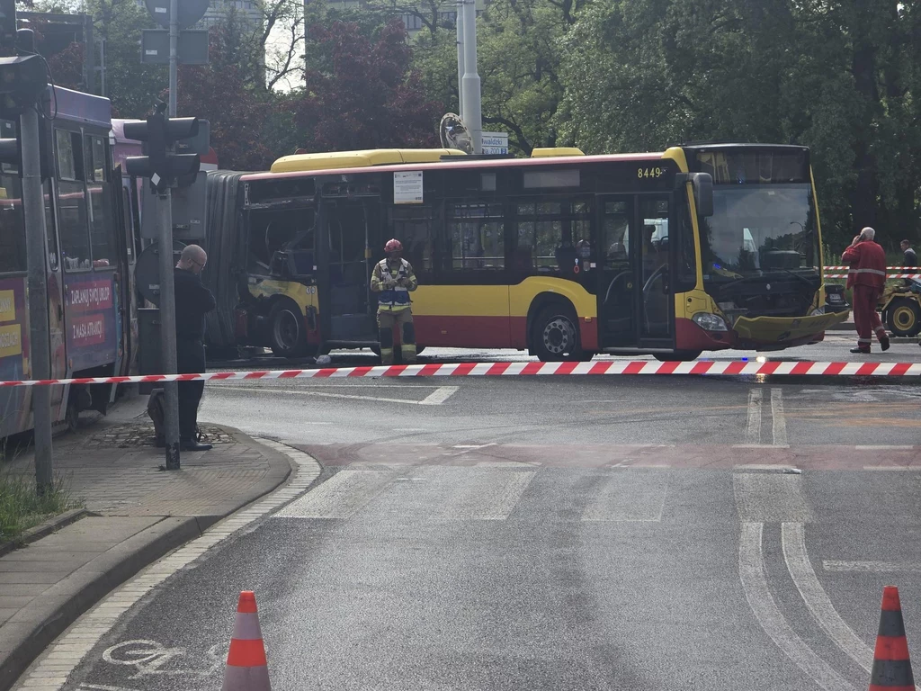Wypadek we Wrocławiu Autobus uderzył w tramwaj Wypadek we Wrocławiu Autobus uderzył w tramwaj